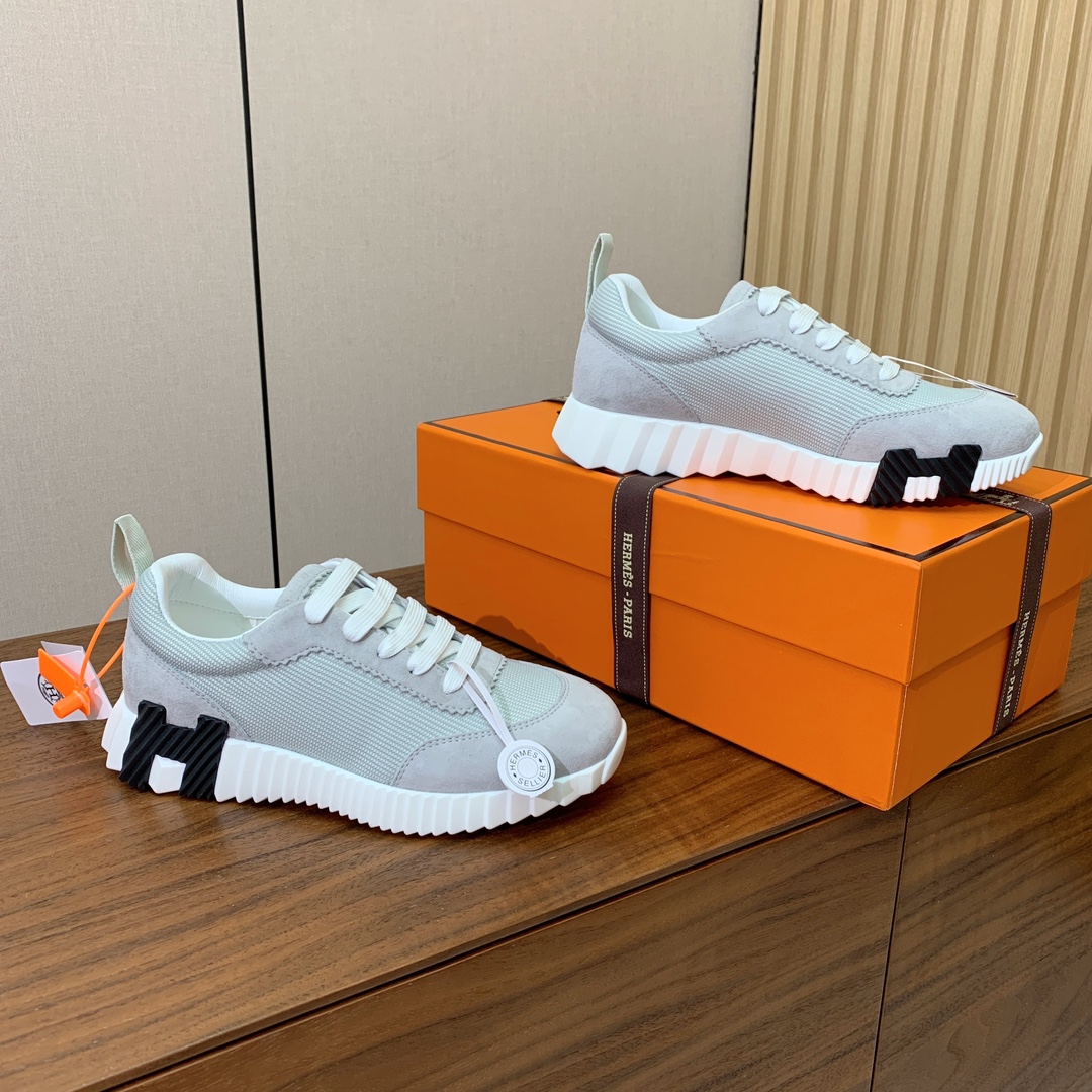 【Herm*s】情侣款顶级版本运动鞋。上脚轻便舒适。鞋面羊京搭配定制网面。羊皮垫脚。增高3cm。原版开模