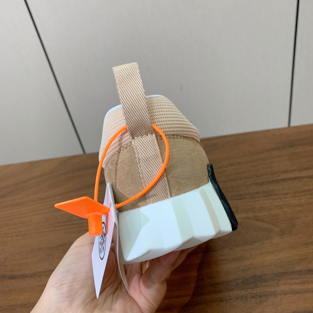 【Herm*s】情侣款顶级版本运动鞋。上脚轻便舒适。鞋面羊京搭配定制网面。羊皮垫脚。增高3cm。原版开模