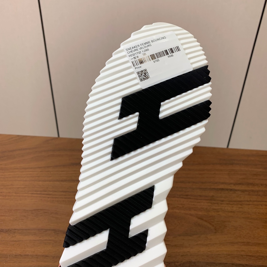 【Herm*s】情侣款顶级版本运动鞋。上脚轻便舒适。鞋面羊京搭配定制网面。羊皮垫脚。增高3cm。原版开模