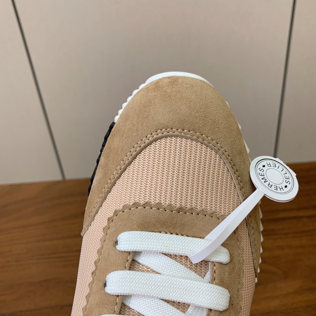 【Herm*s】情侣款顶级版本运动鞋。上脚轻便舒适。鞋面羊京搭配定制网面。羊皮垫脚。增高3cm。原版开模