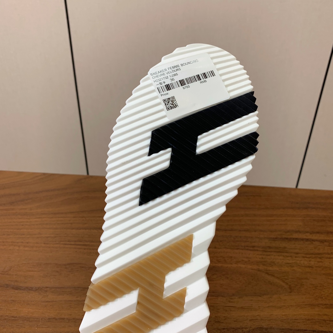 【Herm*s】情侣款顶级版本运动鞋。上脚轻便舒适。鞋面羊京搭配定制网面。羊皮垫脚。增高3cm。原版开模