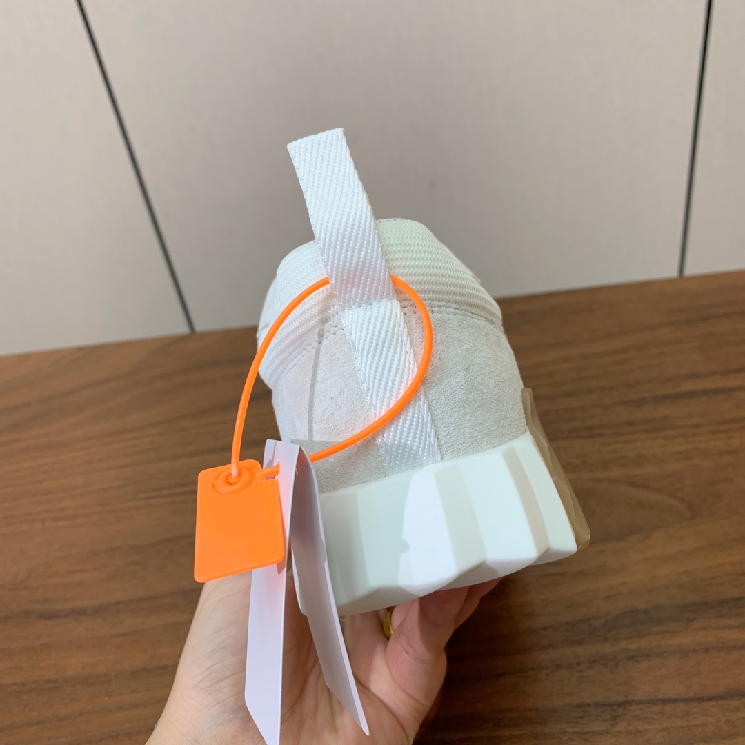 【Herm*s】情侣款顶级版本运动鞋。上脚轻便舒适。鞋面羊京搭配定制网面。羊皮垫脚。增高3cm。原版开模