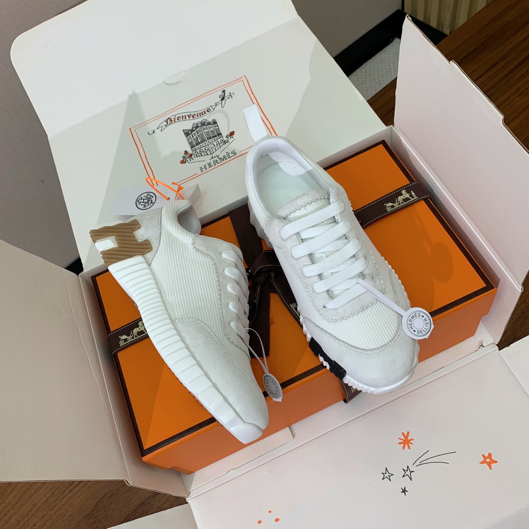 【Herm*s】情侣款顶级版本运动鞋。上脚轻便舒适。鞋面羊京搭配定制网面。羊皮垫脚。增高3cm。原版开模