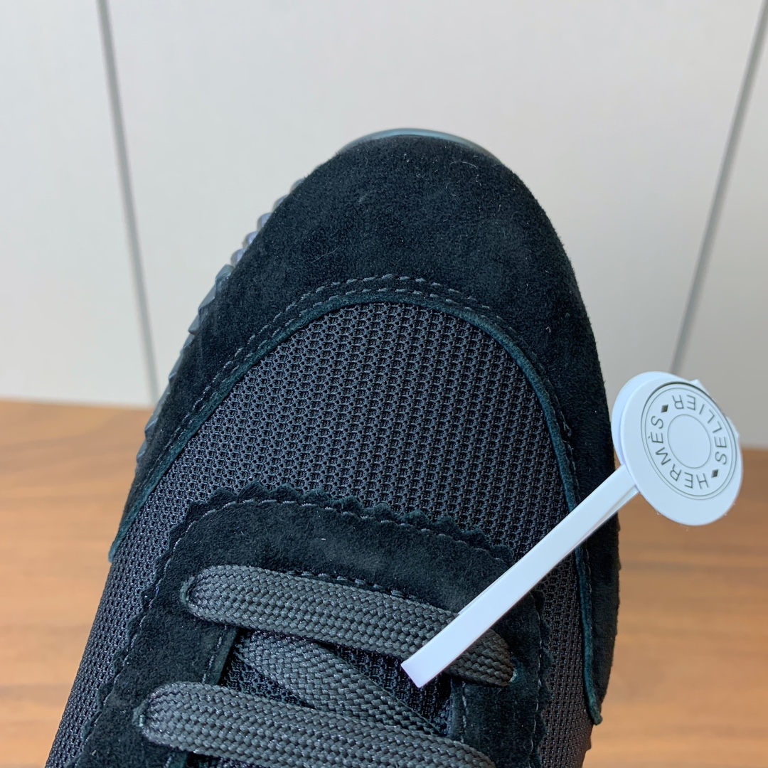 【Herm*s】情侣款顶级版本运动鞋。上脚轻便舒适。鞋面羊京搭配定制网面。羊皮垫脚。增高3cm。原版开模