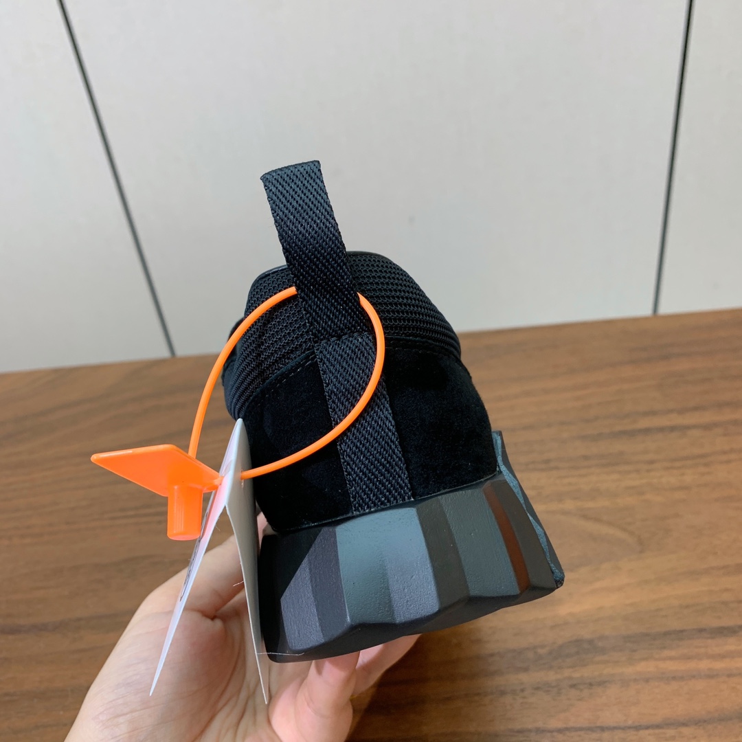 【Herm*s】情侣款顶级版本运动鞋。上脚轻便舒适。鞋面羊京搭配定制网面。羊皮垫脚。增高3cm。原版开模