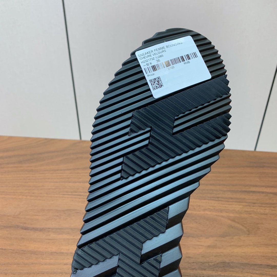 【Herm*s】情侣款顶级版本运动鞋。上脚轻便舒适。鞋面羊京搭配定制网面。羊皮垫脚。增高3cm。原版开模
