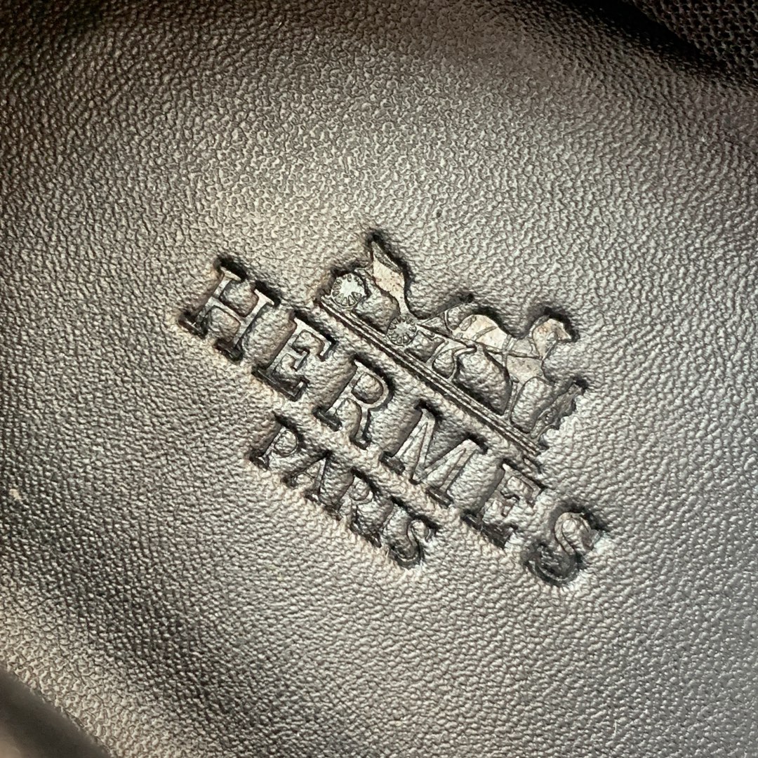【Herm*s】情侣款顶级版本运动鞋。上脚轻便舒适。鞋面羊京搭配定制网面。羊皮垫脚。增高3cm。原版开模