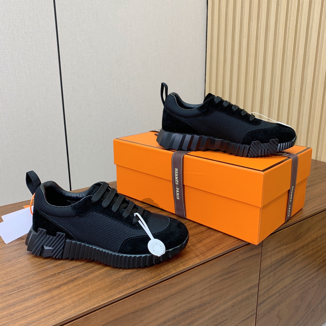 【Herm*s】情侣款顶级版本运动鞋。上脚轻便舒适。鞋面羊京搭配定制网面。羊皮垫脚。增高3cm。原版开模