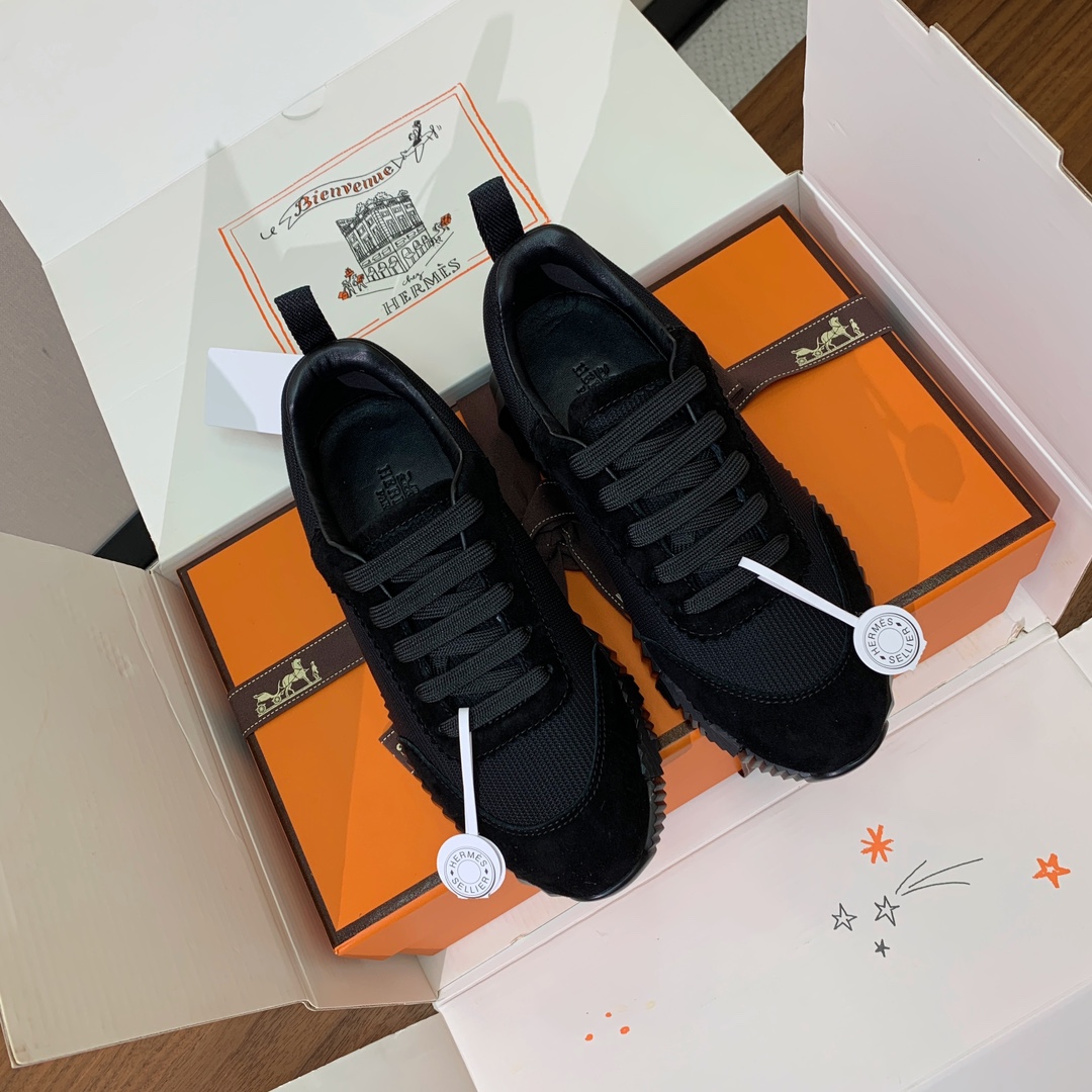 【Herm*s】情侣款顶级版本运动鞋。上脚轻便舒适。鞋面羊京搭配定制网面。羊皮垫脚。增高3cm。原版开模