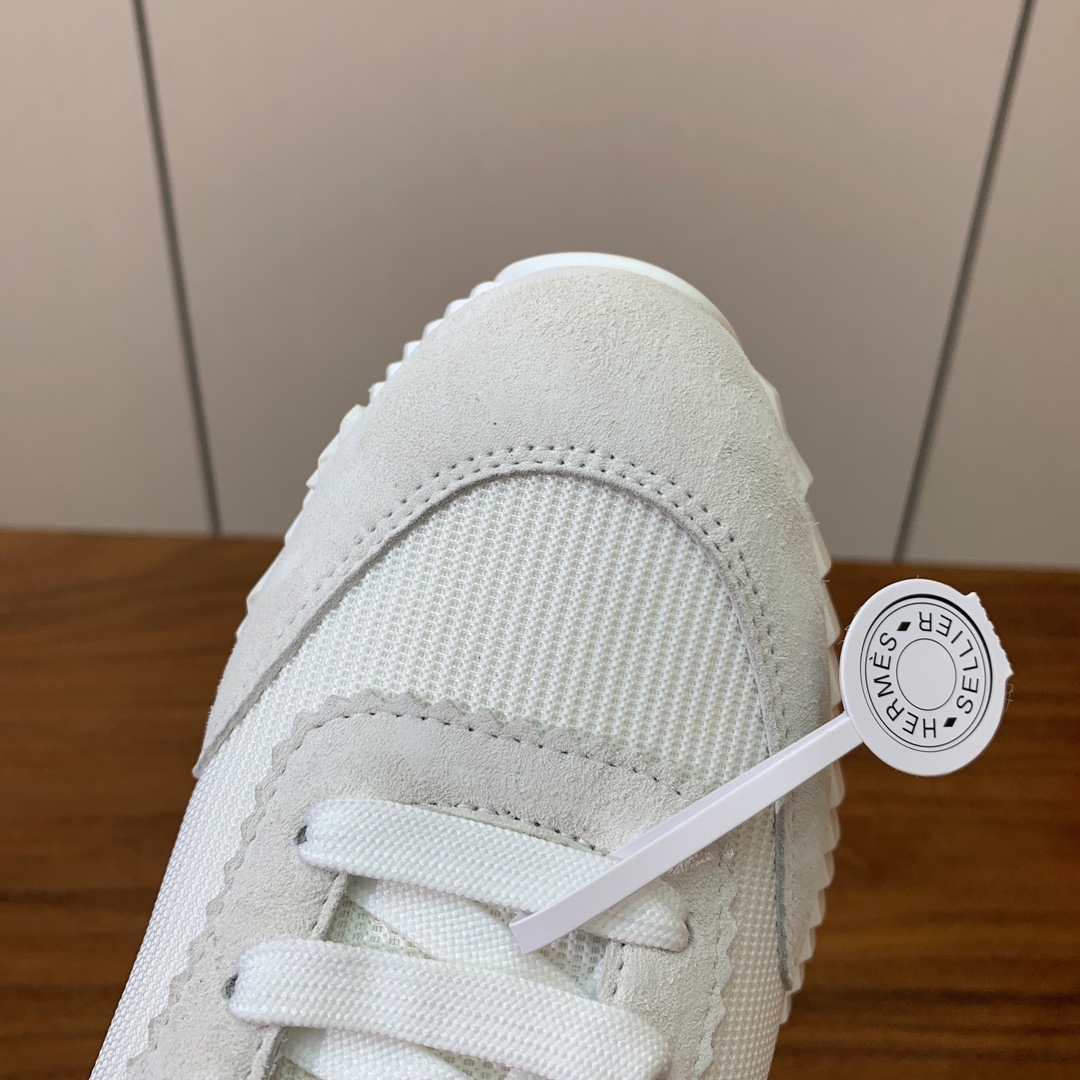【Herm*s】情侣款顶级版本运动鞋。上脚轻便舒适。鞋面羊京搭配定制网面。羊皮垫脚。增高3cm。原版开模