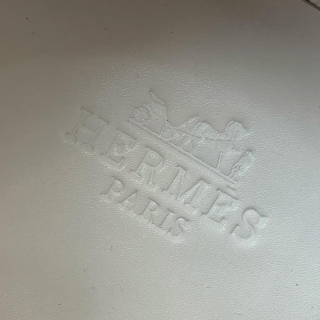 【Herm*s】情侣款顶级版本运动鞋。上脚轻便舒适。鞋面羊京搭配定制网面。羊皮垫脚。增高3cm。原版开模