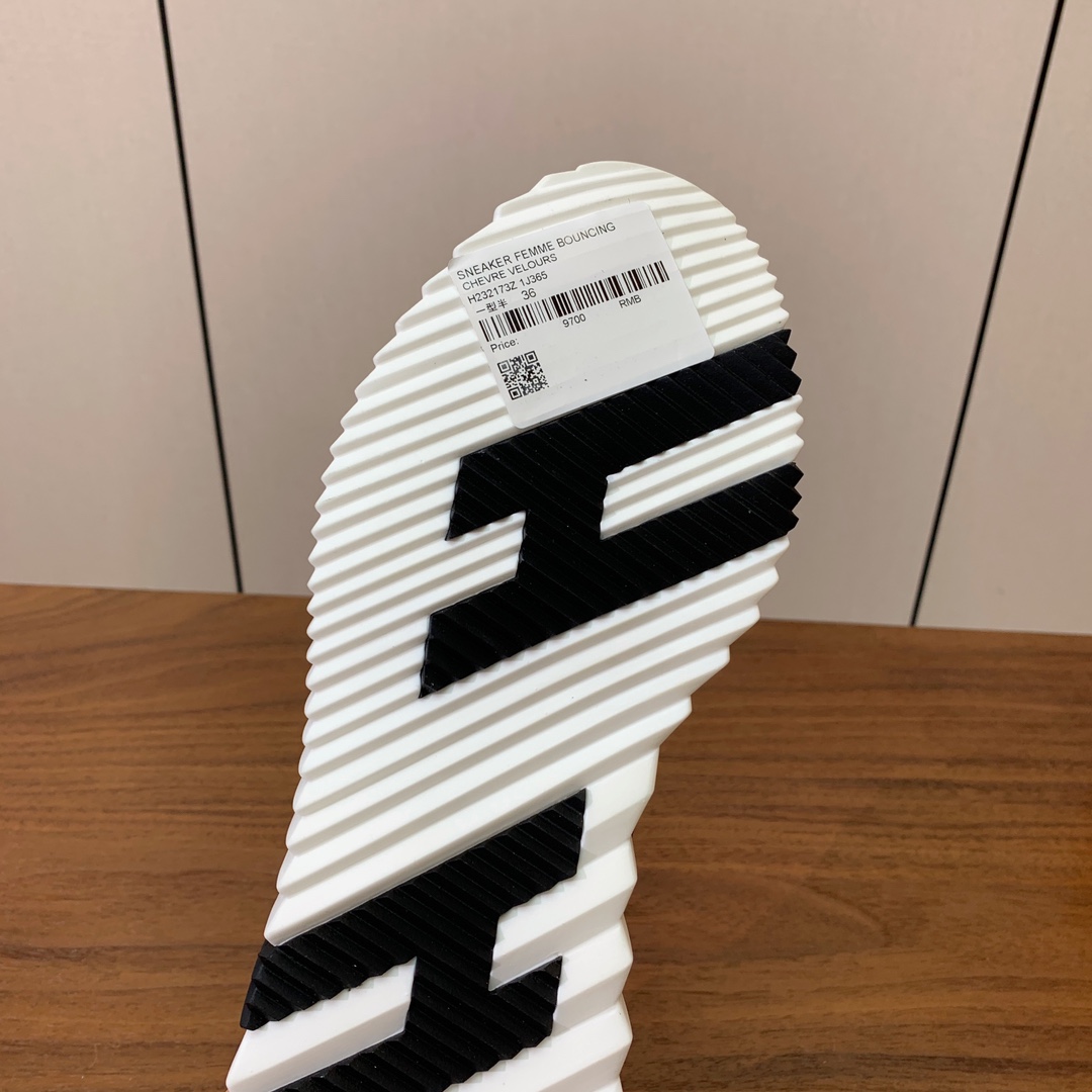 【Herm*s】情侣款顶级版本运动鞋。上脚轻便舒适。鞋面羊京搭配定制网面。羊皮垫脚。增高3cm。原版开模