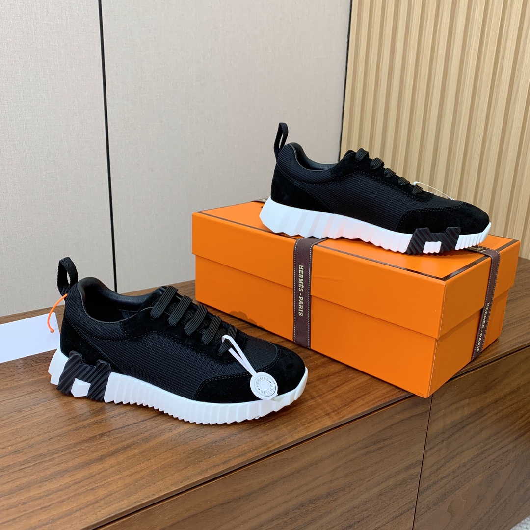 【Herm*s】情侣款顶级版本运动鞋。上脚轻便舒适。鞋面羊京搭配定制网面。羊皮垫脚。增高3cm。原版开模