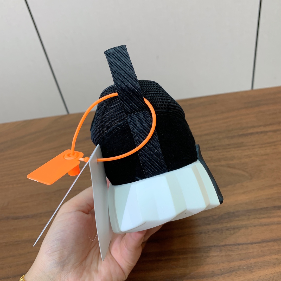 【Herm*s】情侣款顶级版本运动鞋。上脚轻便舒适。鞋面羊京搭配定制网面。羊皮垫脚。增高3cm。原版开模