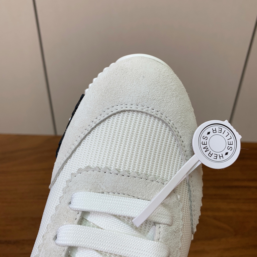 【Herm*s】情侣款顶级版本运动鞋。上脚轻便舒适。鞋面羊京搭配定制网面。羊皮垫脚。增高3cm。原版开模