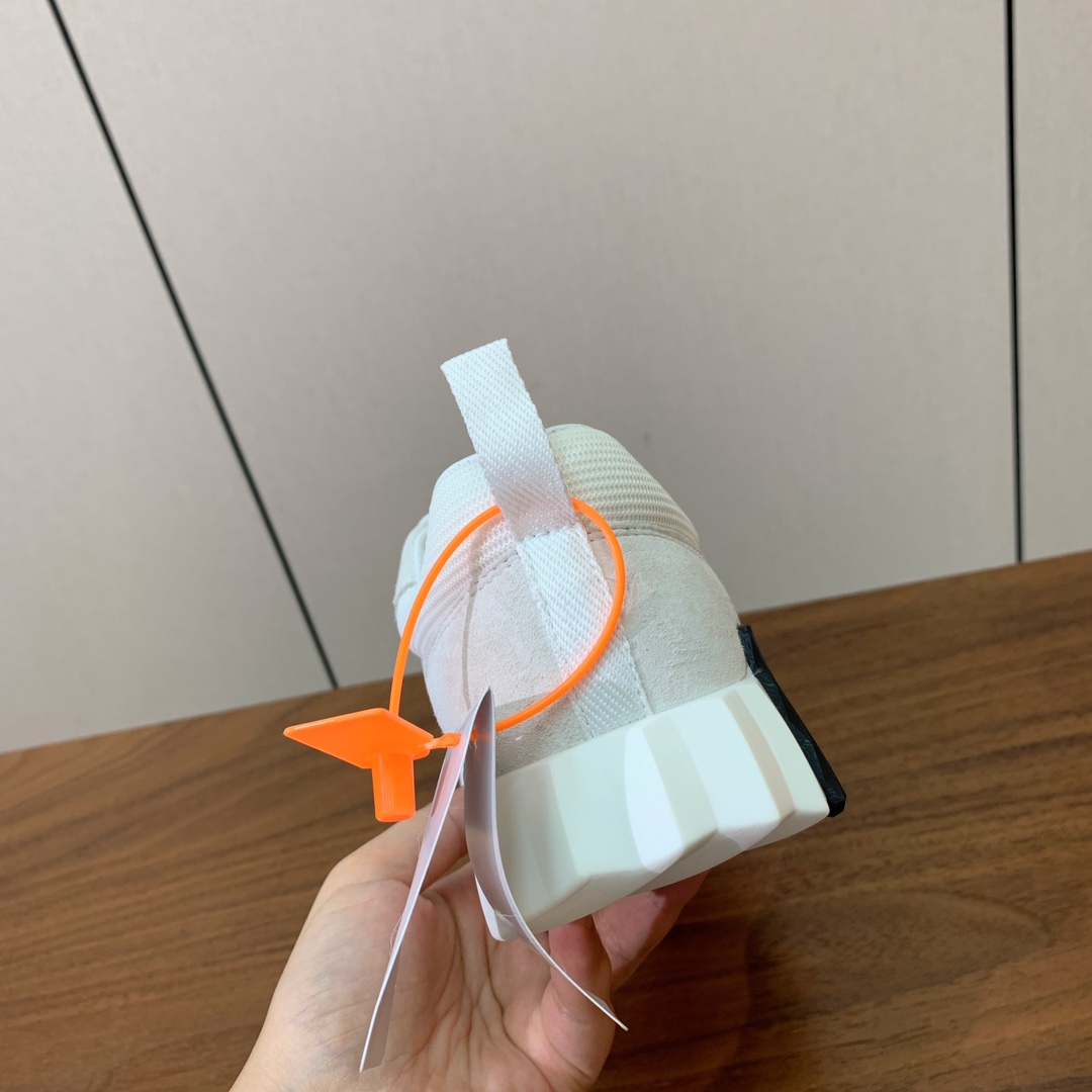 【Herm*s】情侣款顶级版本运动鞋。上脚轻便舒适。鞋面羊京搭配定制网面。羊皮垫脚。增高3cm。原版开模