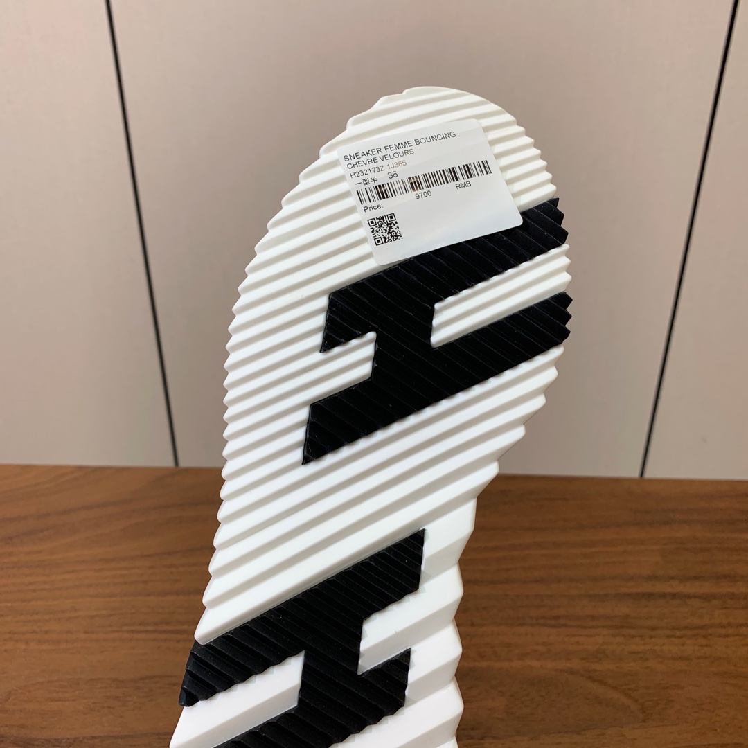 【Herm*s】情侣款顶级版本运动鞋。上脚轻便舒适。鞋面羊京搭配定制网面。羊皮垫脚。增高3cm。原版开模