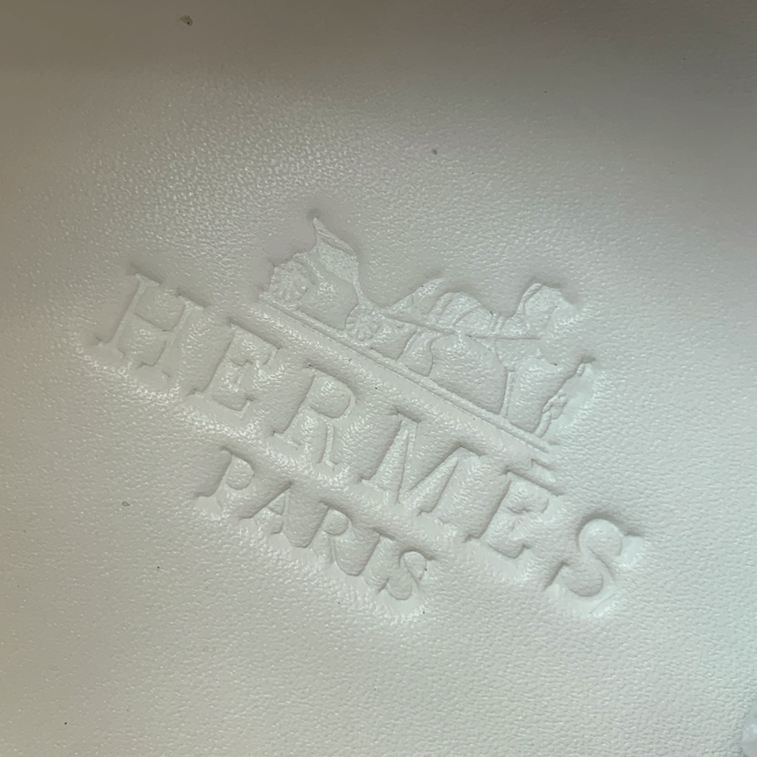 【Herm*s】情侣款顶级版本运动鞋。上脚轻便舒适。鞋面羊京搭配定制网面。羊皮垫脚。增高3cm。原版开模