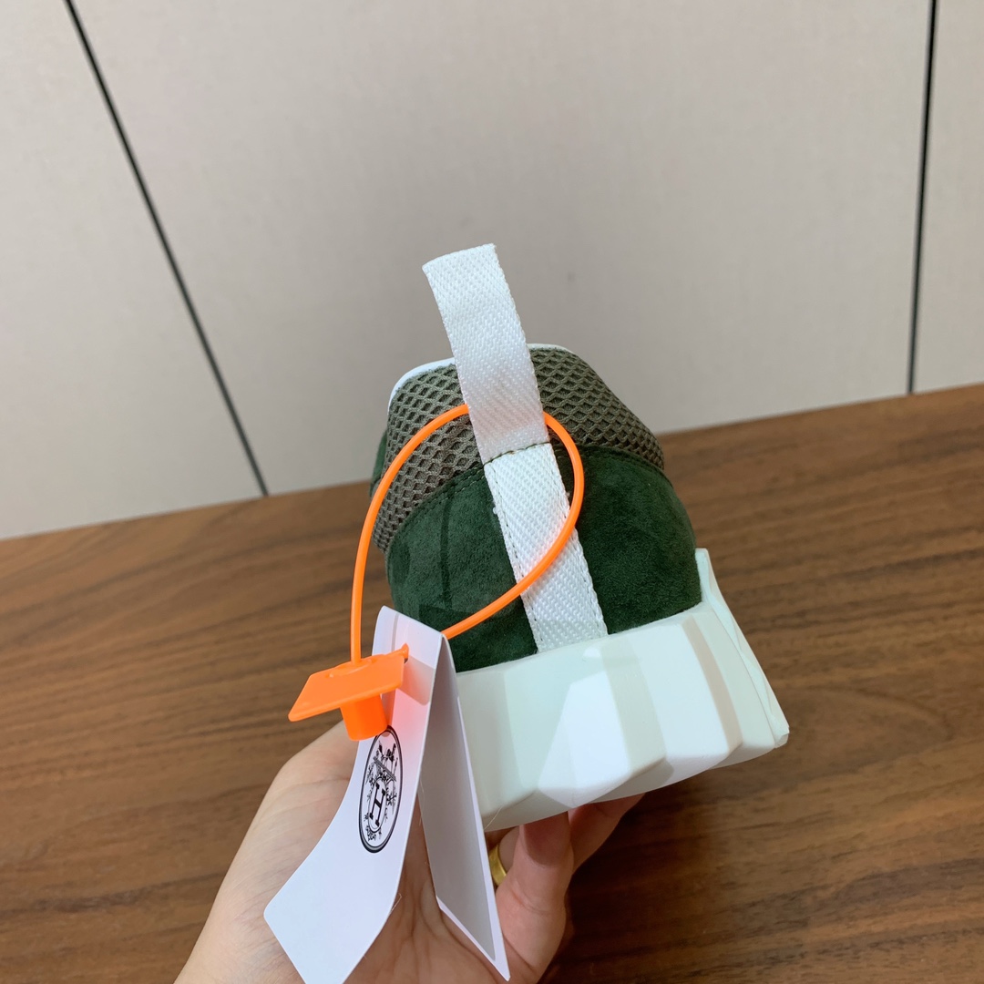 【Herm*s】情侣款顶级版本运动鞋。上脚轻便舒适。鞋面羊京搭配定制网面。羊皮垫脚。增高3cm。原版开模