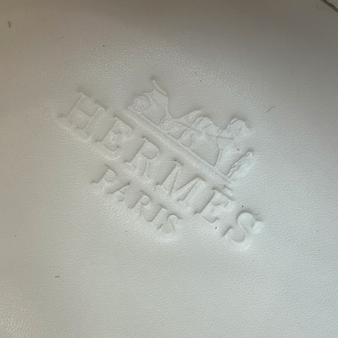 【Herm*s】情侣款顶级版本运动鞋。上脚轻便舒适。鞋面羊京搭配定制网面。羊皮垫脚。增高3cm。原版开模