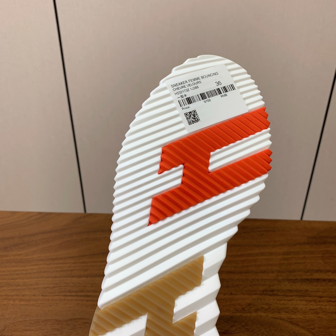 【Herm*s】情侣款顶级版本运动鞋。上脚轻便舒适。鞋面羊京搭配定制网面。羊皮垫脚。增高3cm。原版开模