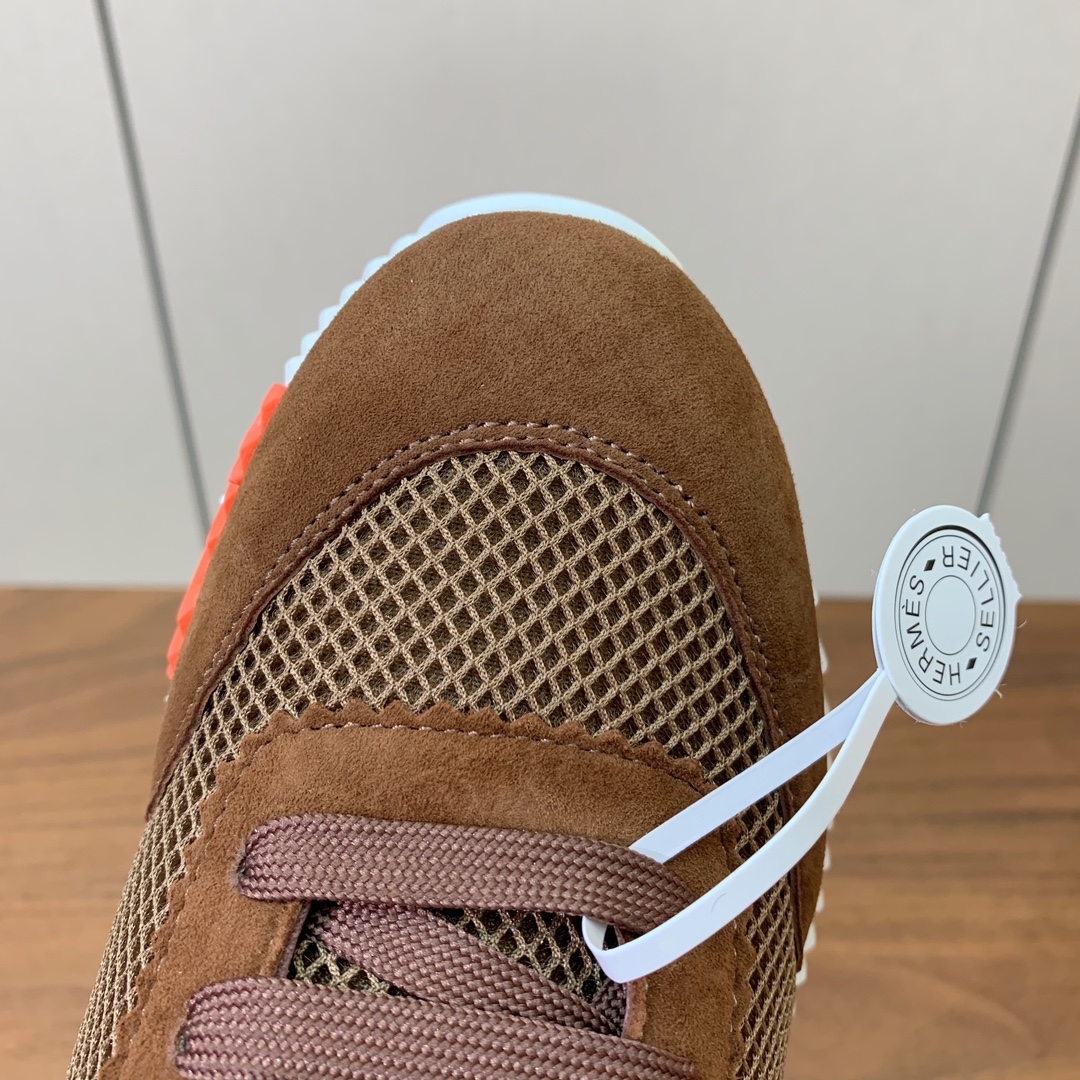 【Herm*s】情侣款顶级版本运动鞋。上脚轻便舒适。鞋面羊京搭配定制网面。羊皮垫脚。增高3cm。原版开模