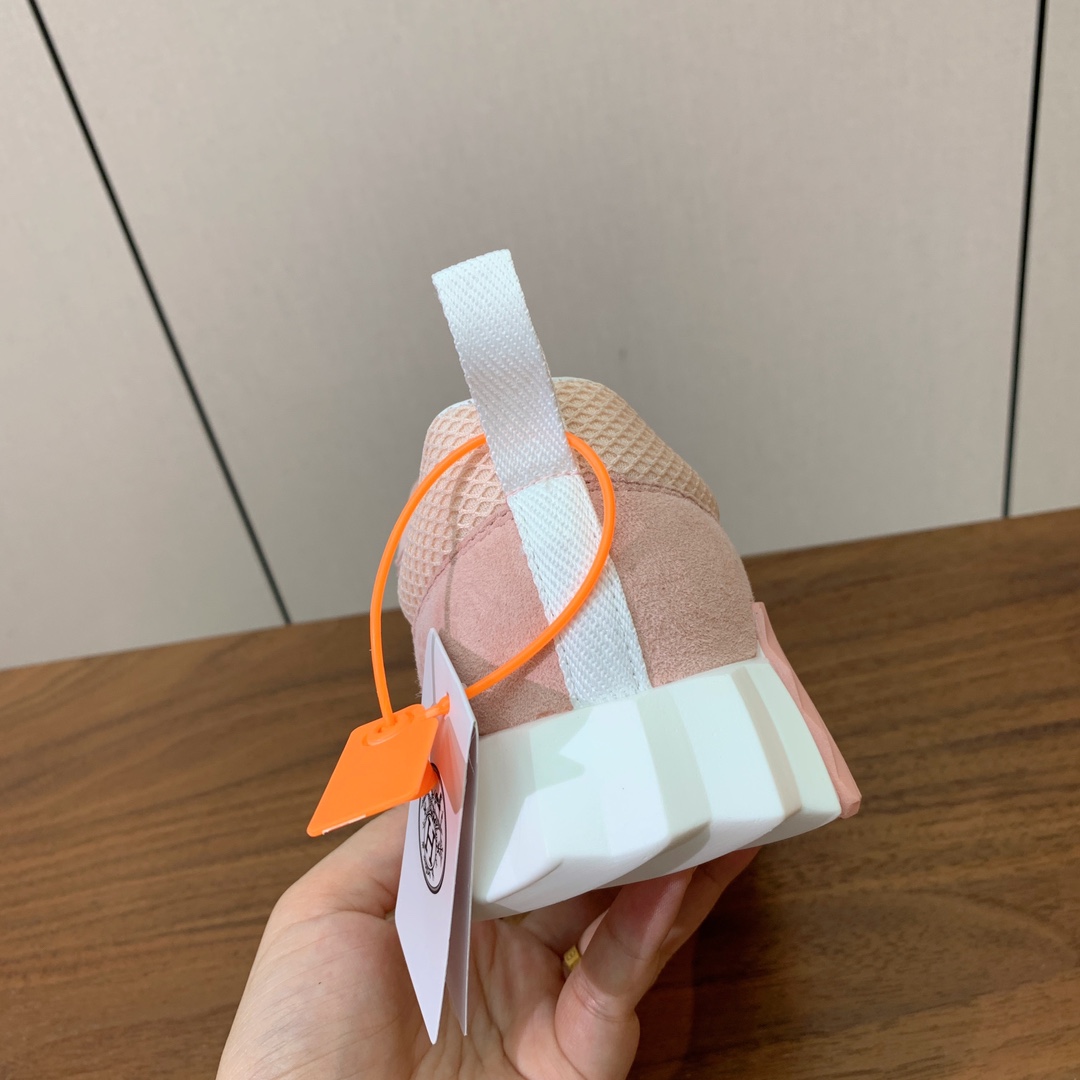 【Herm*s】情侣款顶级版本运动鞋。上脚轻便舒适。鞋面羊京搭配定制网面。羊皮垫脚。增高3cm。原版开模
