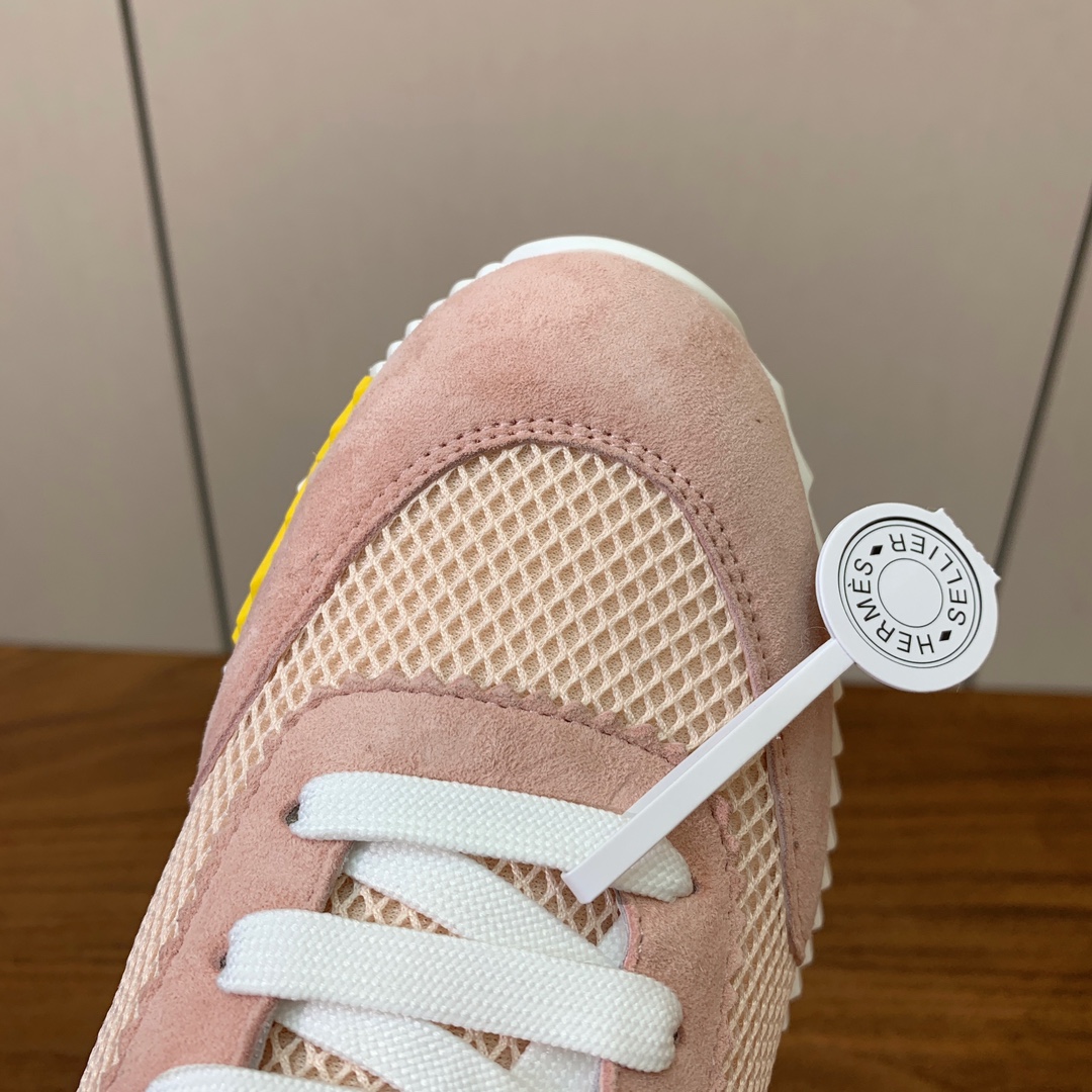 【Herm*s】情侣款顶级版本运动鞋。上脚轻便舒适。鞋面羊京搭配定制网面。羊皮垫脚。增高3cm。原版开模