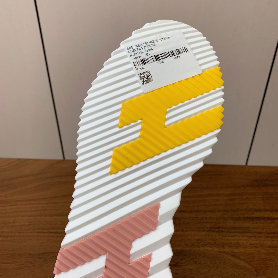 【Herm*s】情侣款顶级版本运动鞋。上脚轻便舒适。鞋面羊京搭配定制网面。羊皮垫脚。增高3cm。原版开模