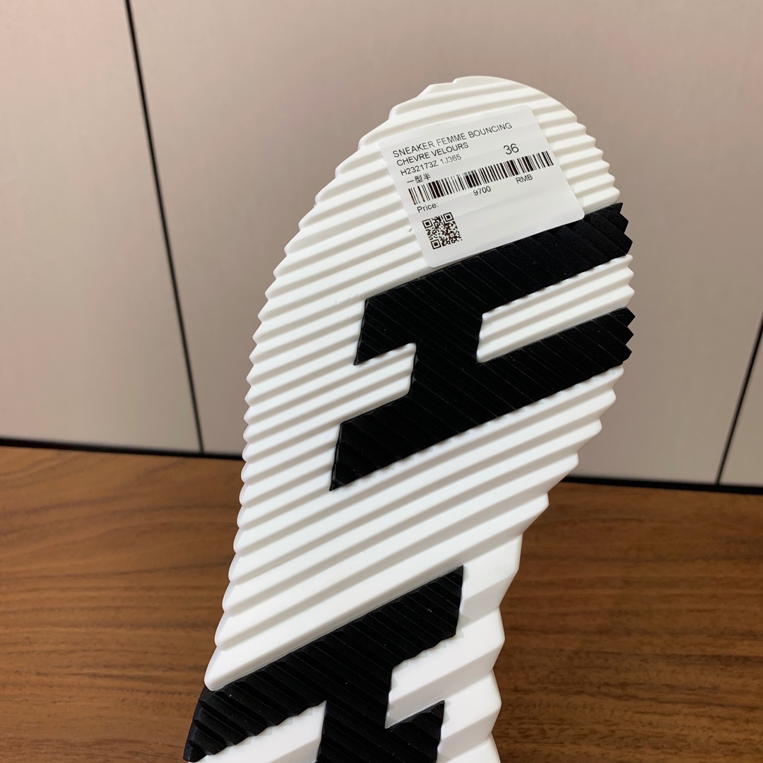 【Herm*s】情侣款顶级版本运动鞋。上脚轻便舒适。鞋面羊京搭配定制网面。羊皮垫脚。增高3cm。原版开模