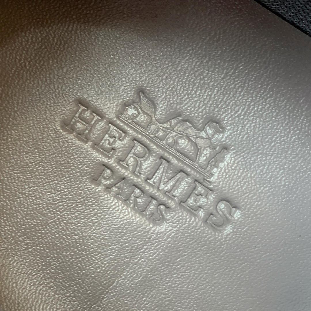 【Herm*s】情侣款顶级版本运动鞋。上脚轻便舒适。鞋面羊京搭配定制网面。羊皮垫脚。增高3cm。原版开模