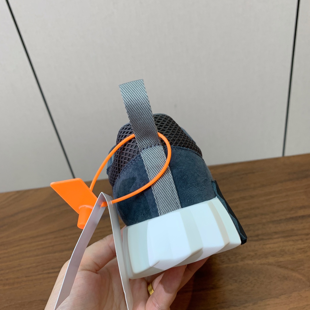 【Herm*s】情侣款顶级版本运动鞋。上脚轻便舒适。鞋面羊京搭配定制网面。羊皮垫脚。增高3cm。原版开模