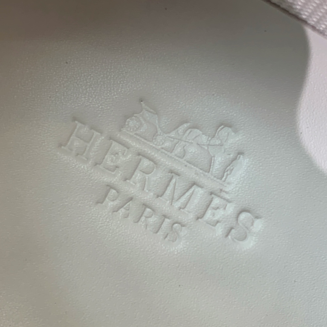 【Herm*s】情侣款顶级版本运动鞋。上脚轻便舒适。鞋面羊京搭配定制网面。羊皮垫脚。增高3cm。原版开模