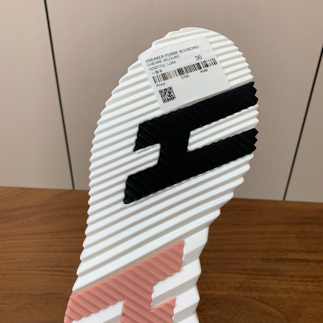 【Herm*s】情侣款顶级版本运动鞋。上脚轻便舒适。鞋面羊京搭配定制网面。羊皮垫脚。增高3cm。原版开模
