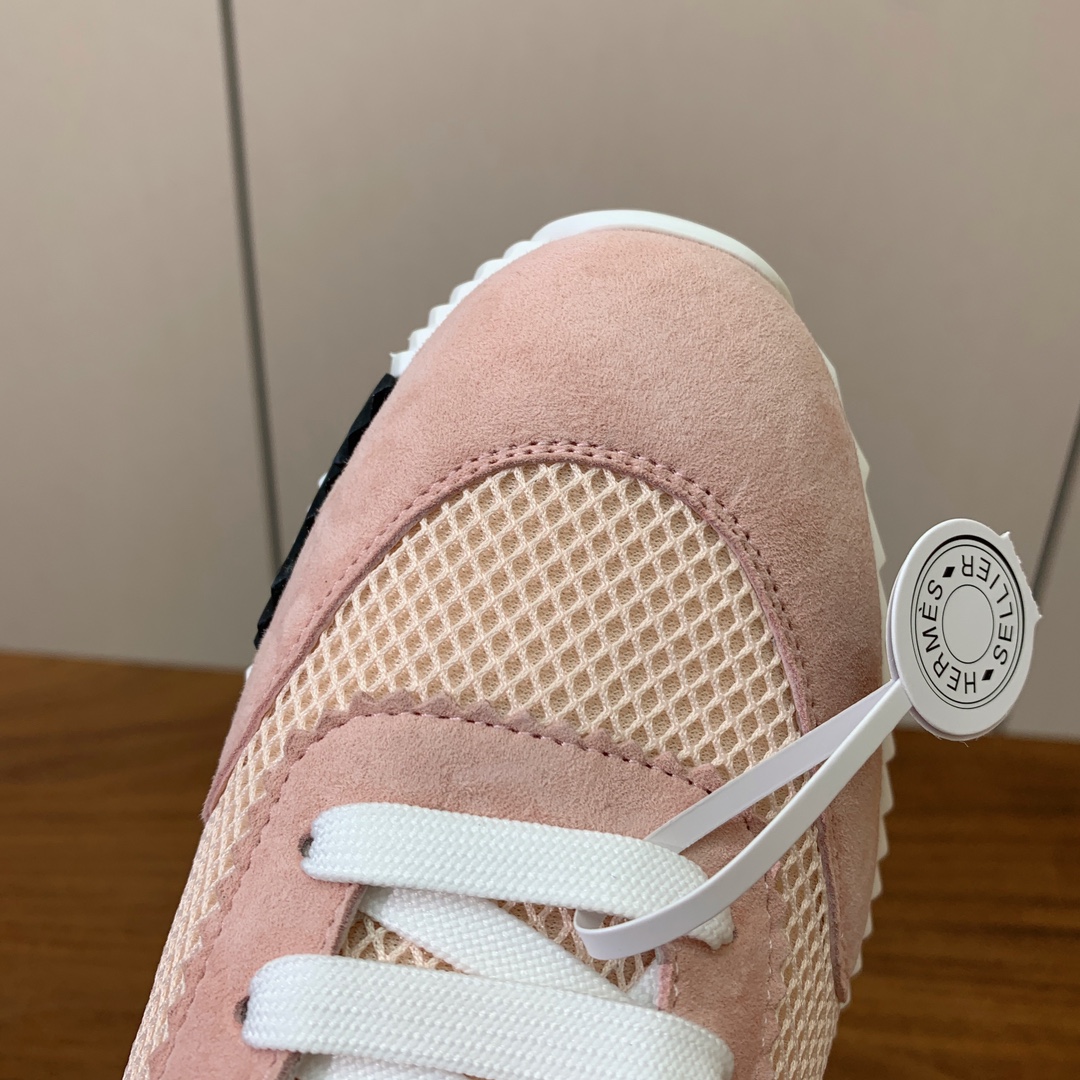 【Herm*s】情侣款顶级版本运动鞋。上脚轻便舒适。鞋面羊京搭配定制网面。羊皮垫脚。增高3cm。原版开模