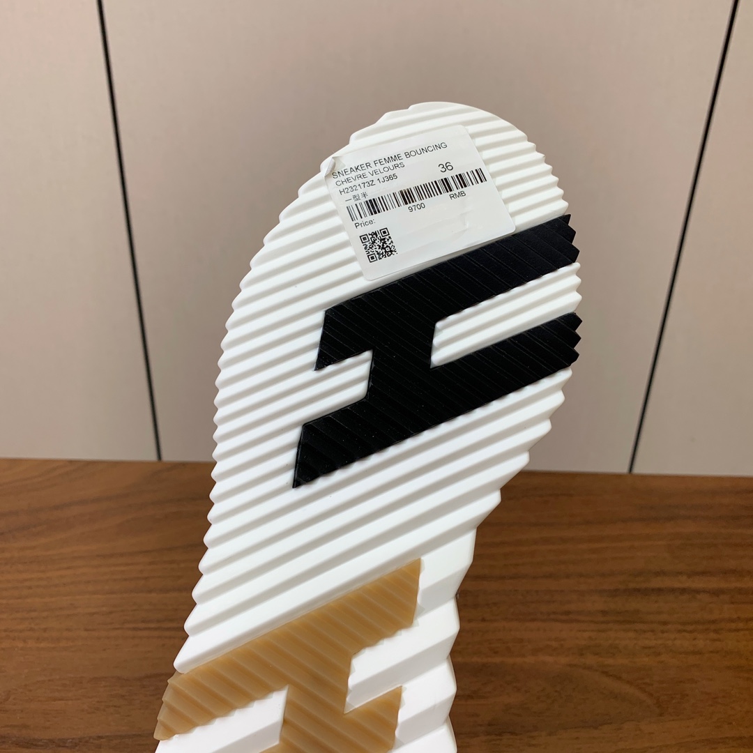 【Herm*s】情侣款顶级版本运动鞋。上脚轻便舒适。鞋面羊京搭配定制网面。羊皮垫脚。增高3cm。原版开模