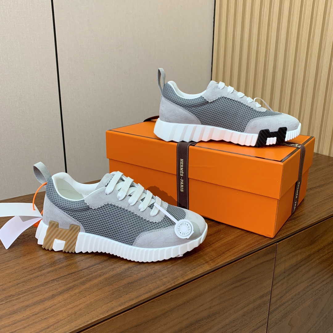 【Herm*s】情侣款顶级版本运动鞋。上脚轻便舒适。鞋面羊京搭配定制网面。羊皮垫脚。增高3cm。原版开模