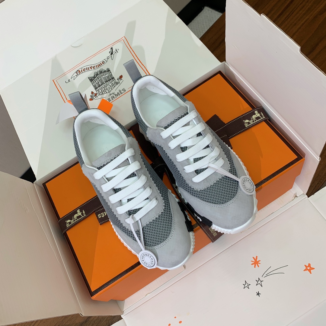 【Herm*s】情侣款顶级版本运动鞋。上脚轻便舒适。鞋面羊京搭配定制网面。羊皮垫脚。增高3cm。原版开模