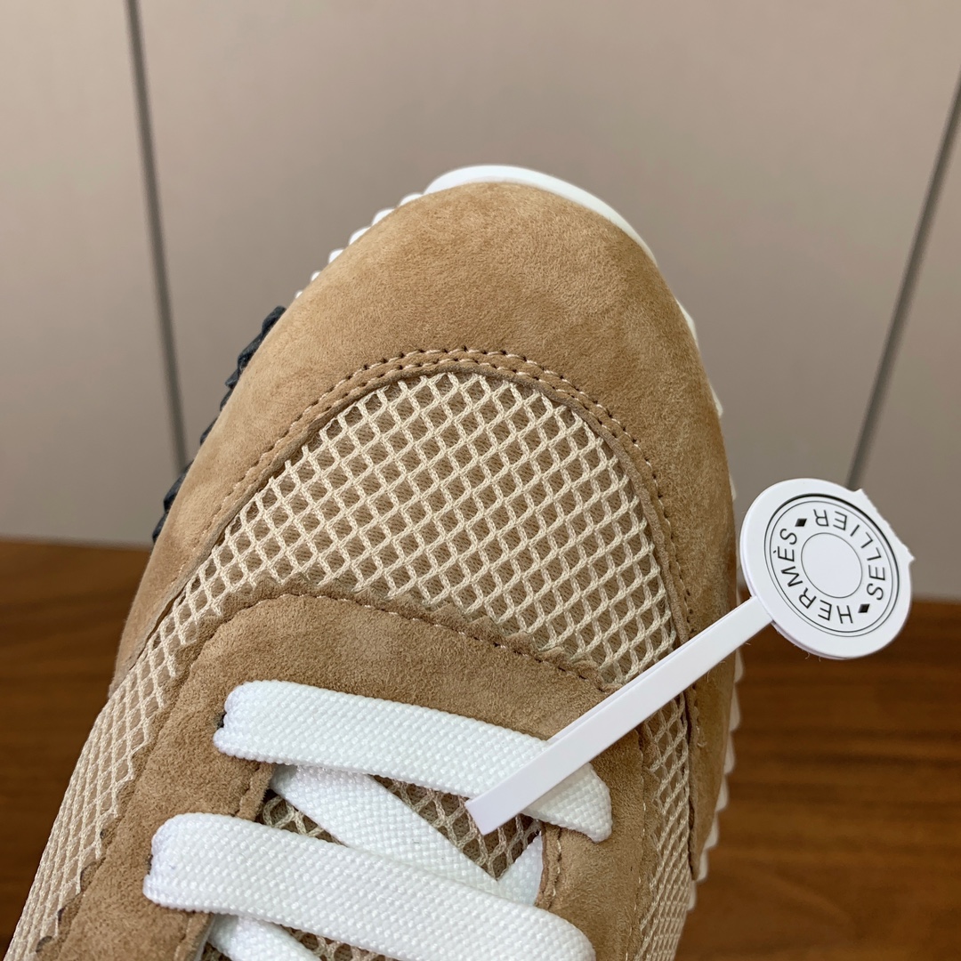 【Herm*s】情侣款顶级版本运动鞋。上脚轻便舒适。鞋面羊京搭配定制网面。羊皮垫脚。增高3cm。原版开模