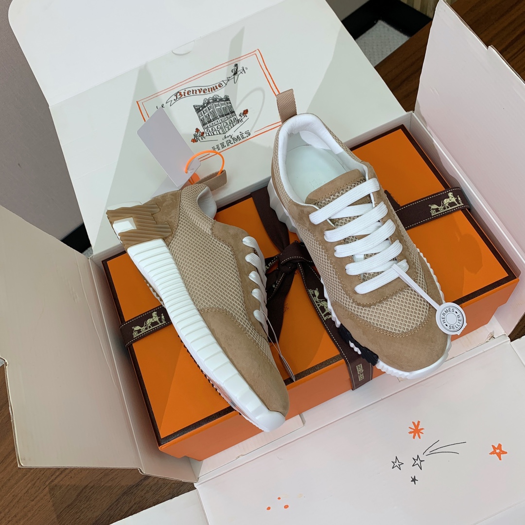 【Herm*s】情侣款顶级版本运动鞋。上脚轻便舒适。鞋面羊京搭配定制网面。羊皮垫脚。增高3cm。原版开模