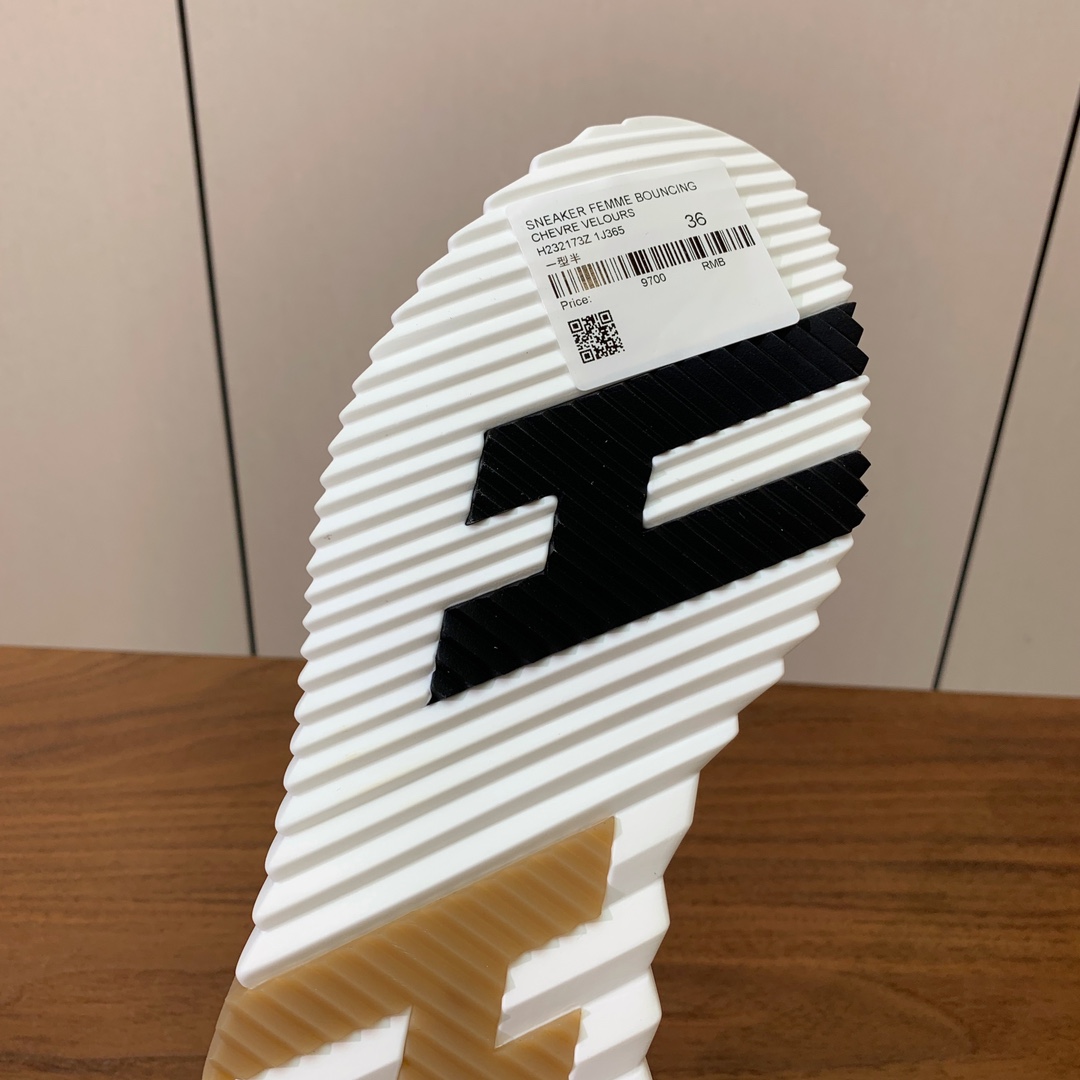 【Herm*s】情侣款顶级版本运动鞋。上脚轻便舒适。鞋面羊京搭配定制网面。羊皮垫脚。增高3cm。原版开模
