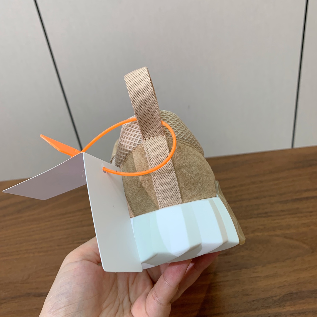 【Herm*s】情侣款顶级版本运动鞋。上脚轻便舒适。鞋面羊京搭配定制网面。羊皮垫脚。增高3cm。原版开模