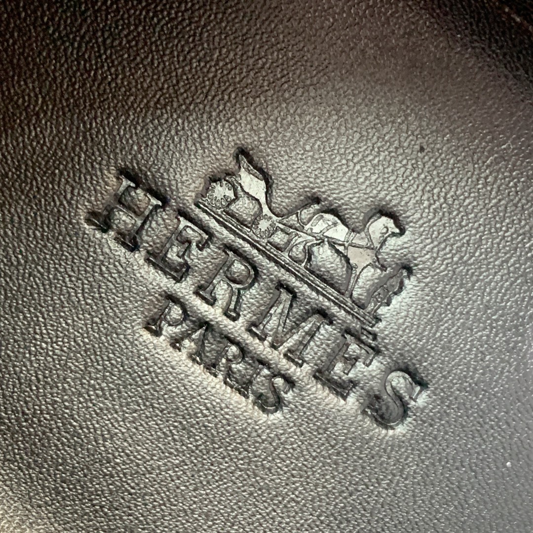 【Herm*s】情侣款顶级版本运动鞋。上脚轻便舒适。鞋面羊京搭配定制网面。羊皮垫脚。增高3cm。原版开模