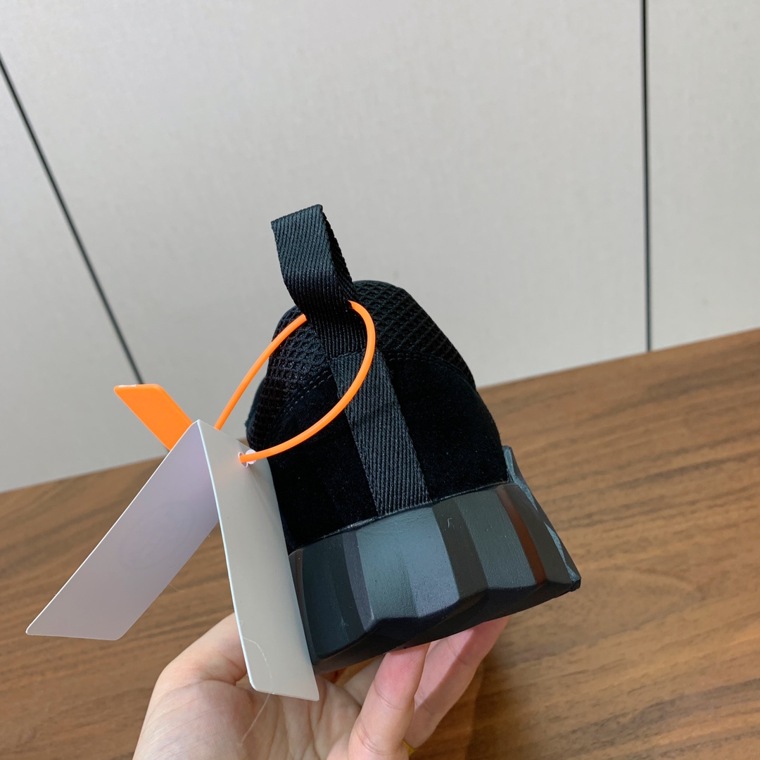 【Herm*s】情侣款顶级版本运动鞋。上脚轻便舒适。鞋面羊京搭配定制网面。羊皮垫脚。增高3cm。原版开模