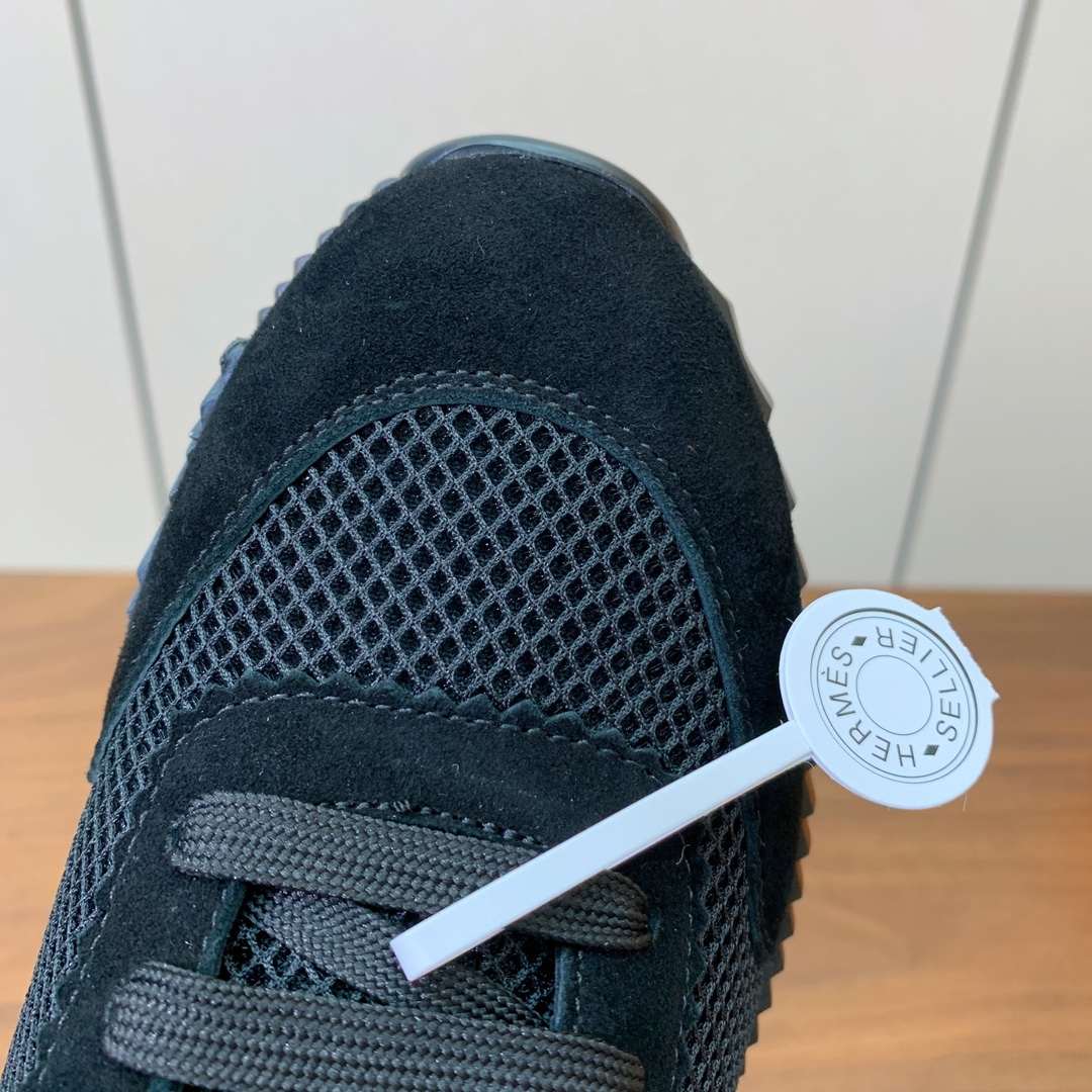 【Herm*s】情侣款顶级版本运动鞋。上脚轻便舒适。鞋面羊京搭配定制网面。羊皮垫脚。增高3cm。原版开模