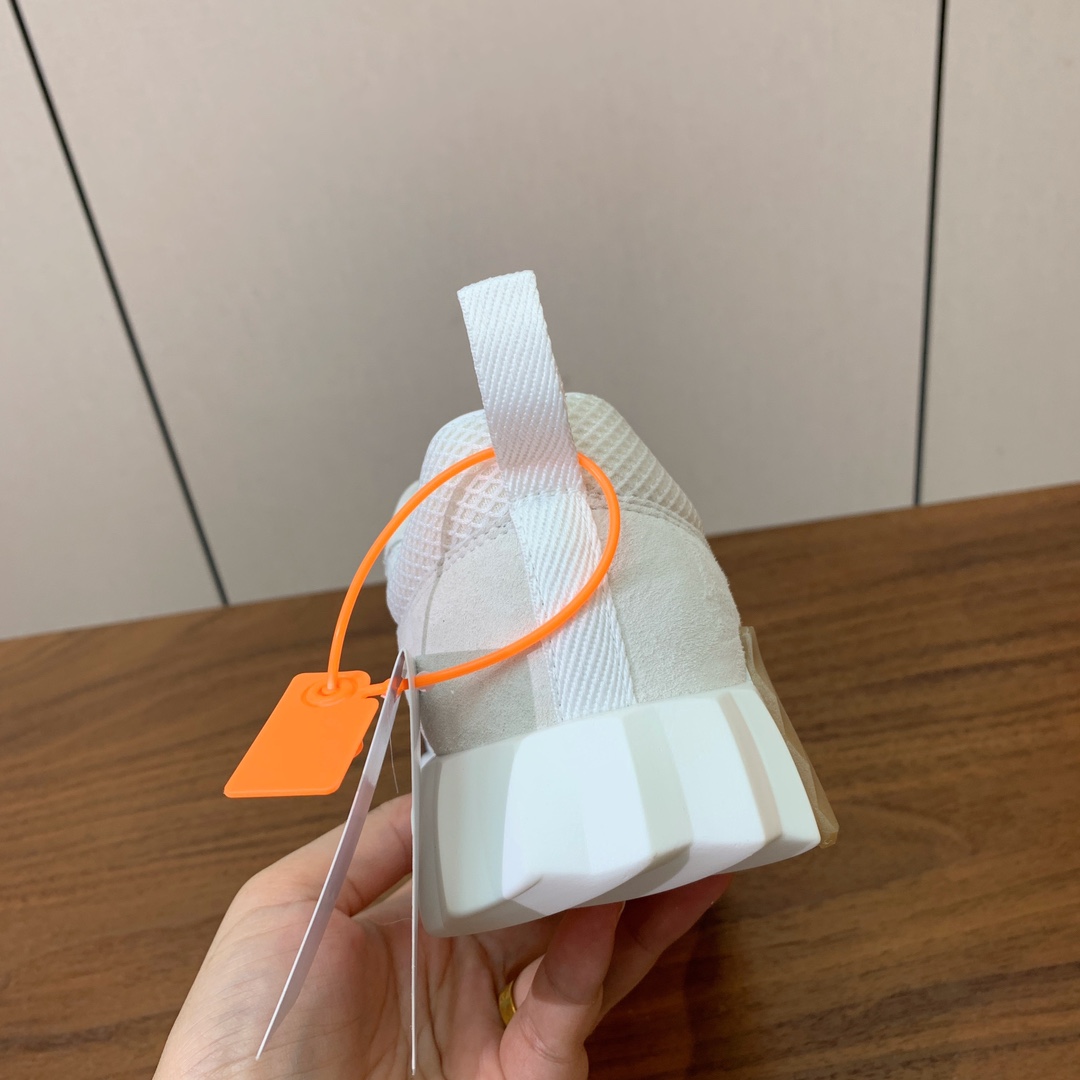【Herm*s】情侣款顶级版本运动鞋。上脚轻便舒适。鞋面羊京搭配定制网面。羊皮垫脚。增高3cm。原版开模