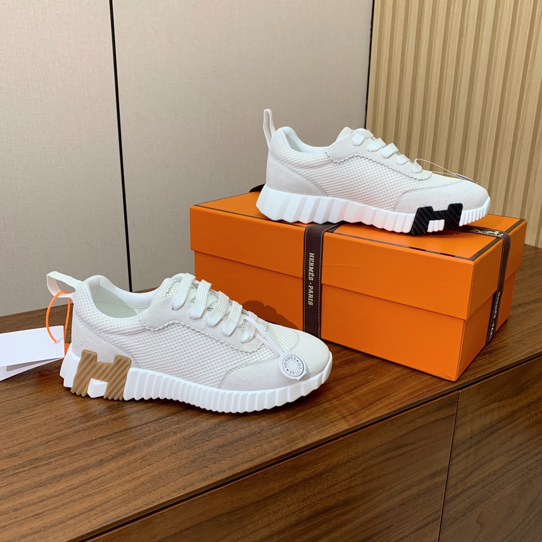 【Herm*s】情侣款顶级版本运动鞋。上脚轻便舒适。鞋面羊京搭配定制网面。羊皮垫脚。增高3cm。原版开模
