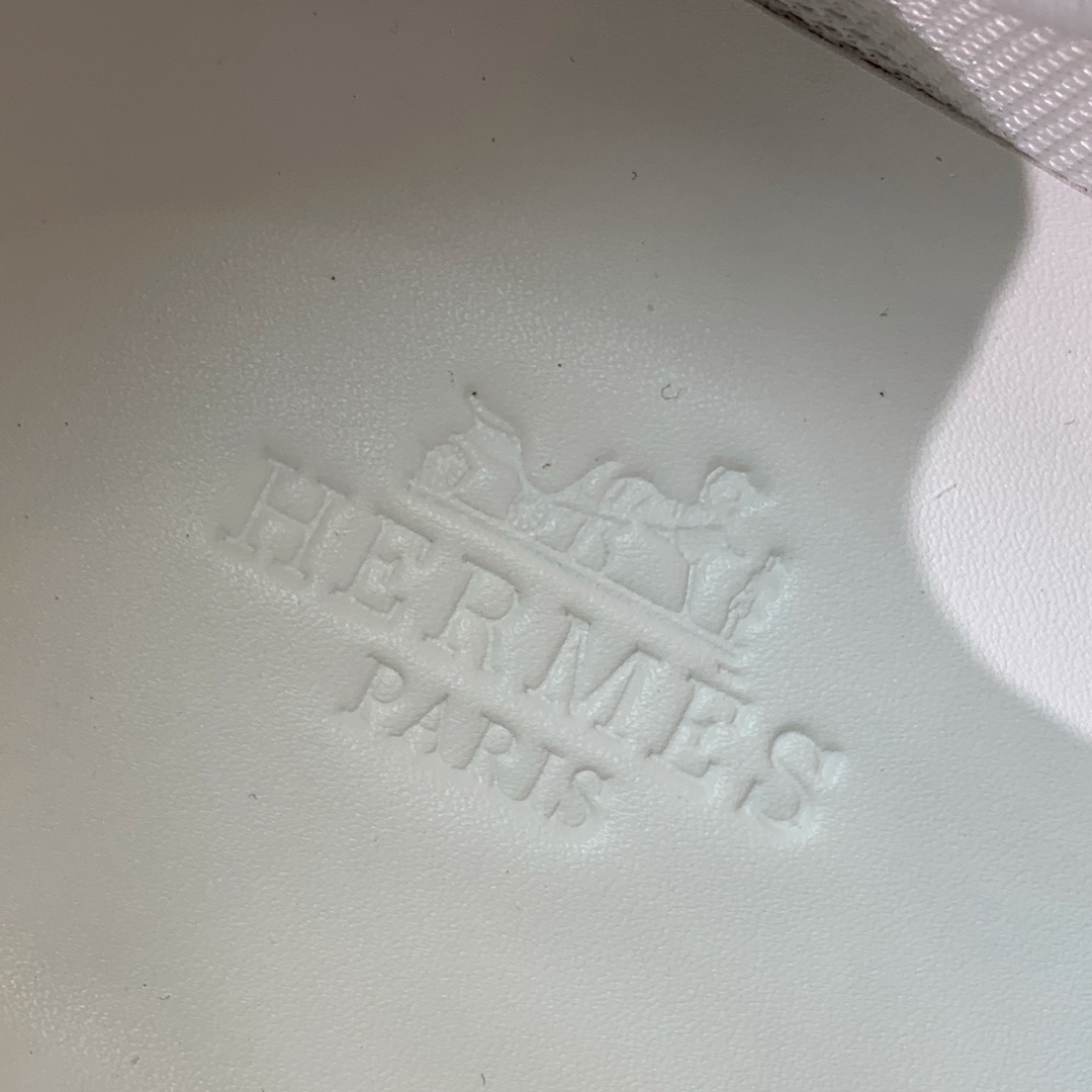 【Herm*s】情侣款顶级版本运动鞋。上脚轻便舒适。鞋面羊京搭配定制网面。羊皮垫脚。增高3cm。原版开模