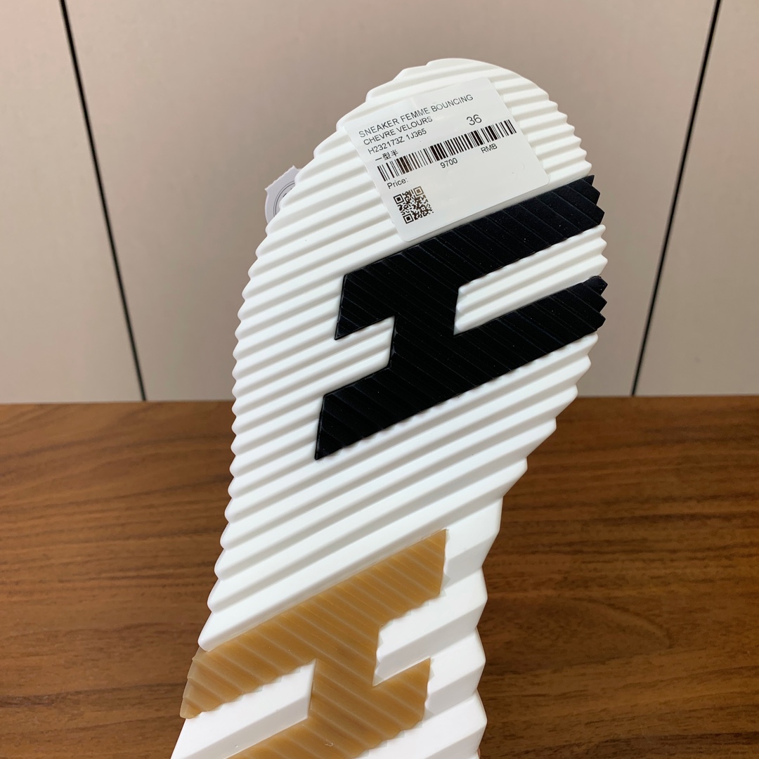 【Herm*s】情侣款顶级版本运动鞋。上脚轻便舒适。鞋面羊京搭配定制网面。羊皮垫脚。增高3cm。原版开模