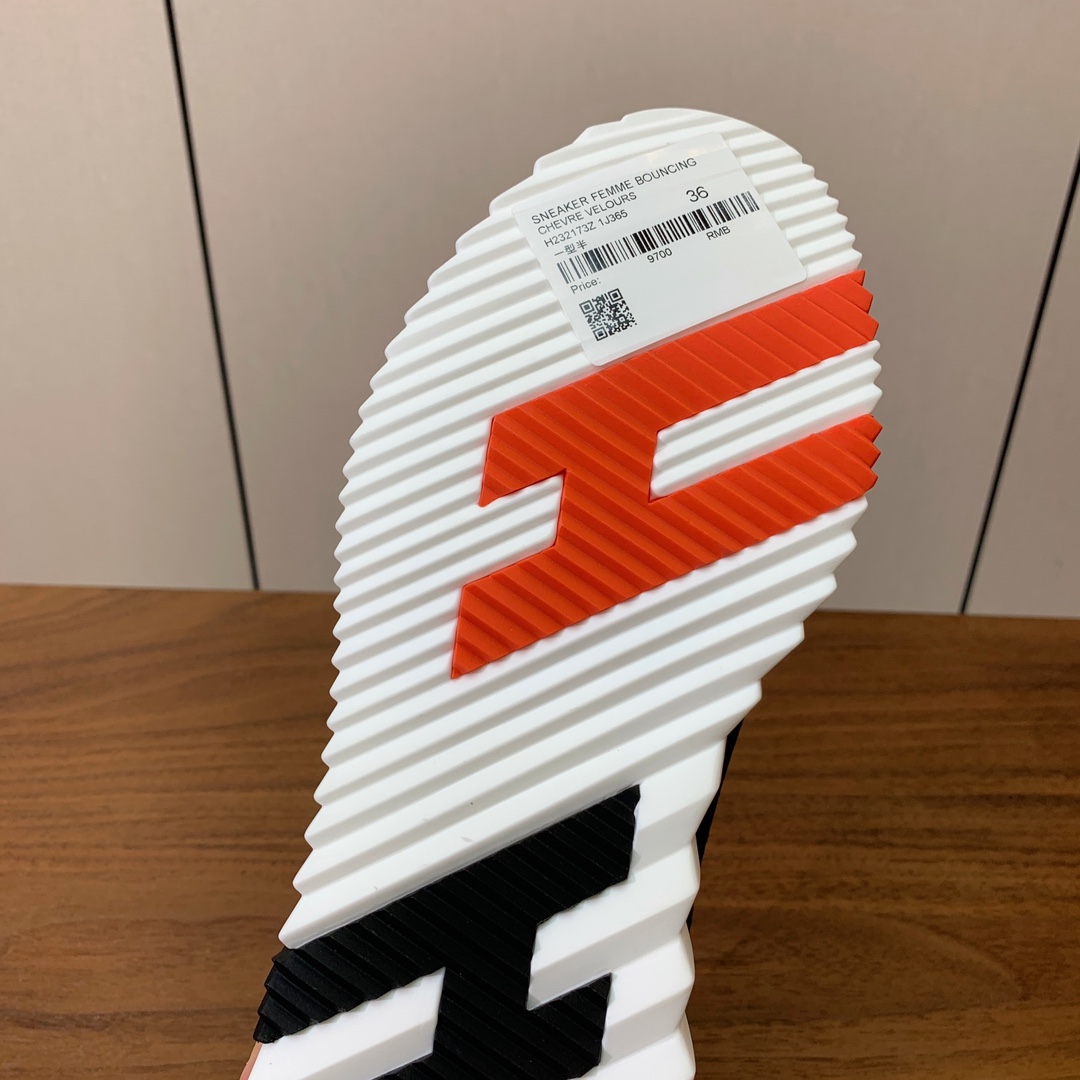【Herm*s】情侣款顶级版本运动鞋。上脚轻便舒适。鞋面羊京搭配定制网面。羊皮垫脚。增高3cm。原版开模